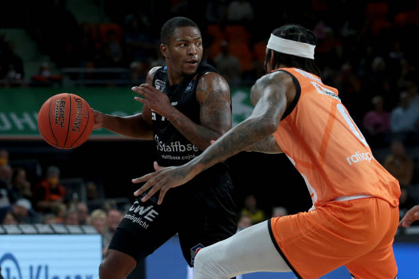 与机遇并存 与机遇并存